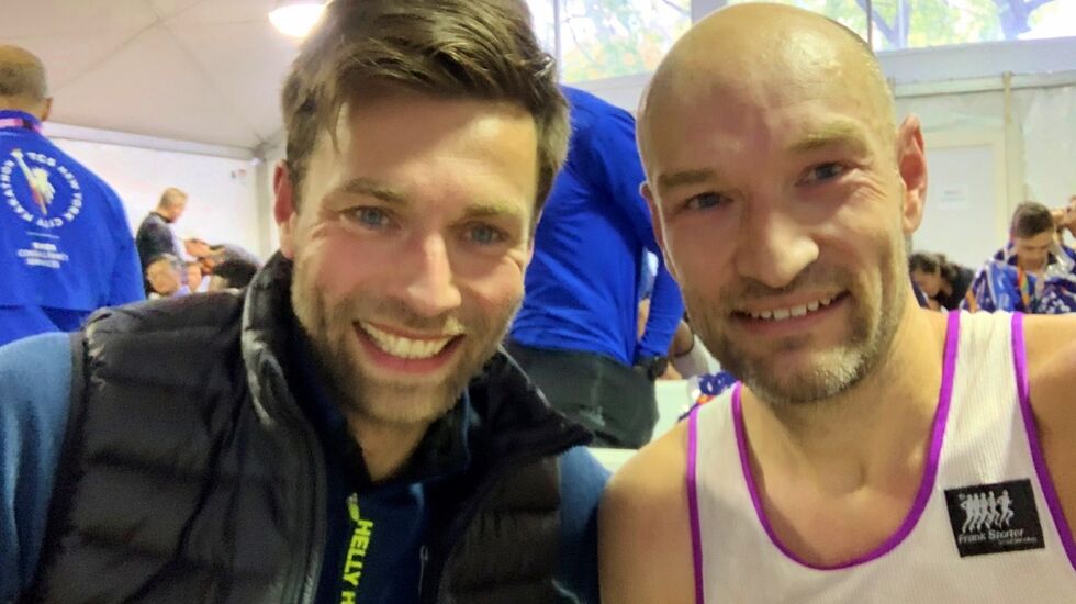 Eirik Gundersen og Jann Post var raskest av de norske i årets TCS New York City Marathon. Bilder er tatt i teltet for sub-eliten etter målgang. (Privat foto)