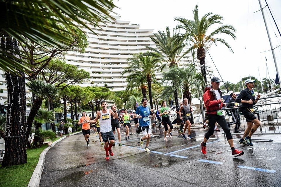 Fra årets Nice-Cannes marathon som var preget av mye vær (Foto: facebook.com/marathonnicecannes)