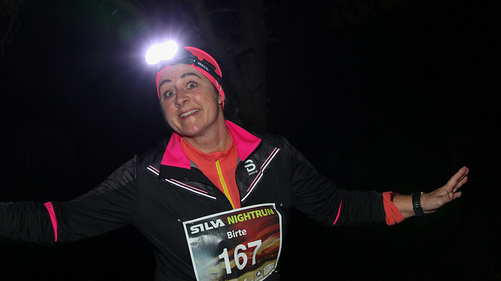 Birte Eriksen var den eneste som fikk posert skikkelig for fotografen inne i mørke skogen i Silva Nightrun