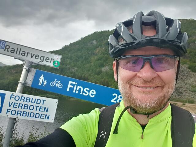 Henning er ferdig med Rallarvegen tur-retur, og det obligatoriske bildet må tas.
