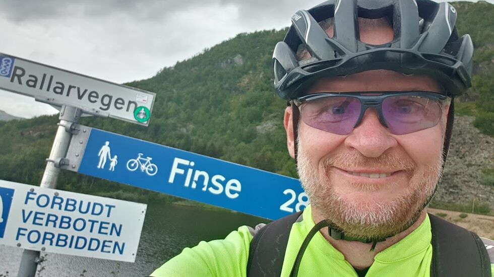 Henning er ferdig med Rallarvegen tur-retur, og det obligatoriske bildet må tas.