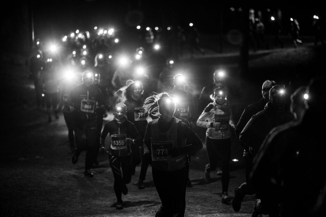 703 løpere stilte til start i Silva Nightrun i Oslo. Det ble en lang rekke av hodelykter i mørket. (Foto: Sylvain Cavatz/SILVA Nightrun)