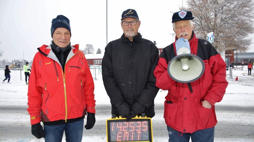 Det kan ikke gjentas for ofte. Ingen arrangører, ingen løp! Her er tre av arrangørenefra Sørum IL på 2. løp i Vinterkarusellen på Romerike, 3,5 minutter før start. (Foto: Bjørn Hytjanstorp)