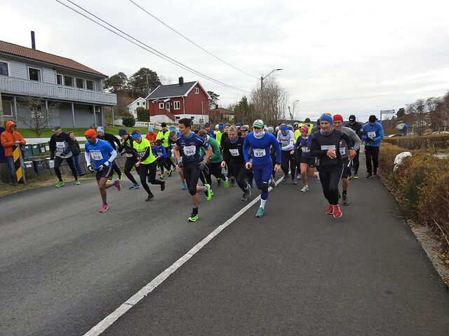Starten har gått på Hålandsheia Rundt. (Foto: arrangøren)