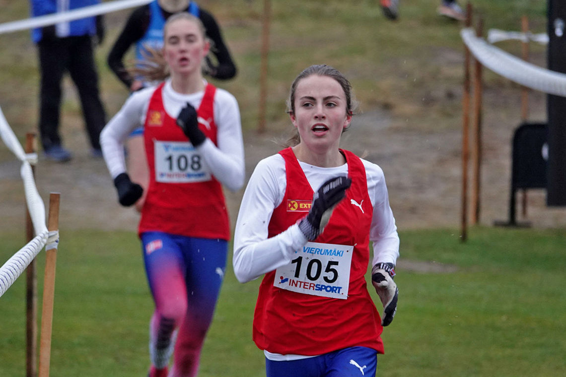 Ingeborg Østgård fra Ren-Eng IL og Norge løper inn til Nordisk Juniormester i terrengløp (Foto: Fredrik Vedvik)