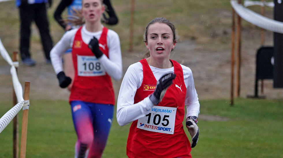 Ingeborg Østgård fra Ren-Eng IL og Norge løper inn til Nordisk Juniormester i terrengløp (Foto: Fredrik Vedvik)