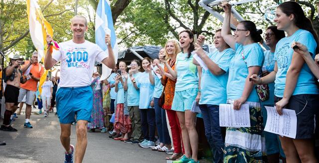 Pekka Ashprihanal Aalto løper inn som vinner av det nesten 5000 km lange Sri Chinmoy 3100 Mile Race. (Foto: srischinmoyraces.org)