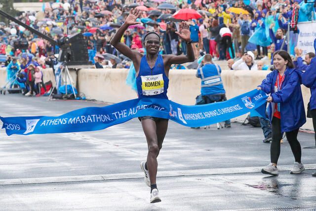 42 år gamle John Komen vant Athen Marathon. (Foto: Victah Sailer / AMA)