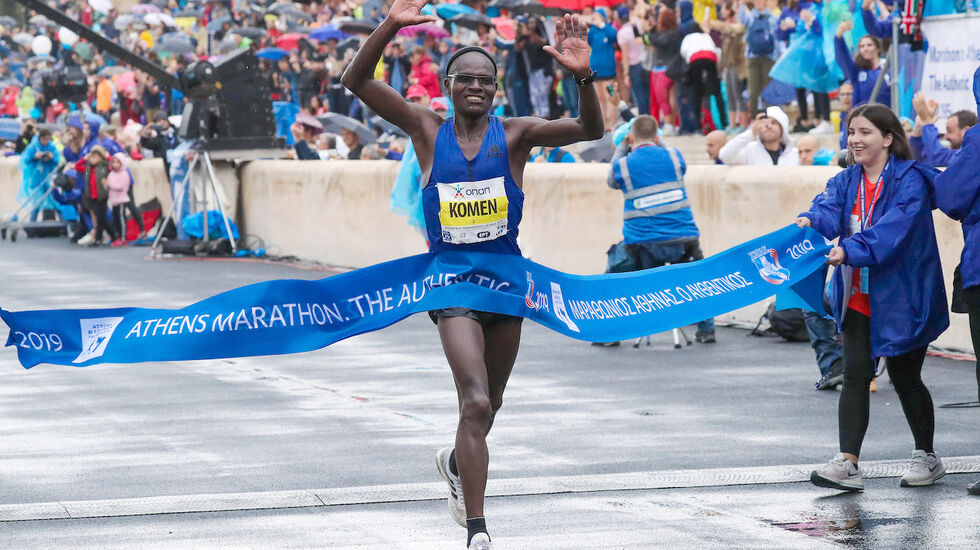 42 år gamle John Komen vant Athen Marathon. (Foto: Victah Sailer / AMA)