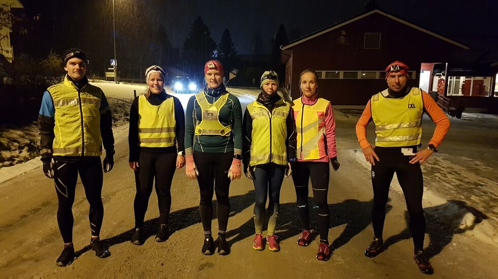 Det var flest damer i Glestadrunden med klokka. Fra v. Espen Storslett, Margrethe Hjellen, Anne Storslett, Tone Lise Johannessen, Bjørg Ekeberg og dagens raskeste, Jan Erik Mathiassen. I tillegg kom  Christian B. Larsen før starten gikk. (Foto: Stein Arne Negård)