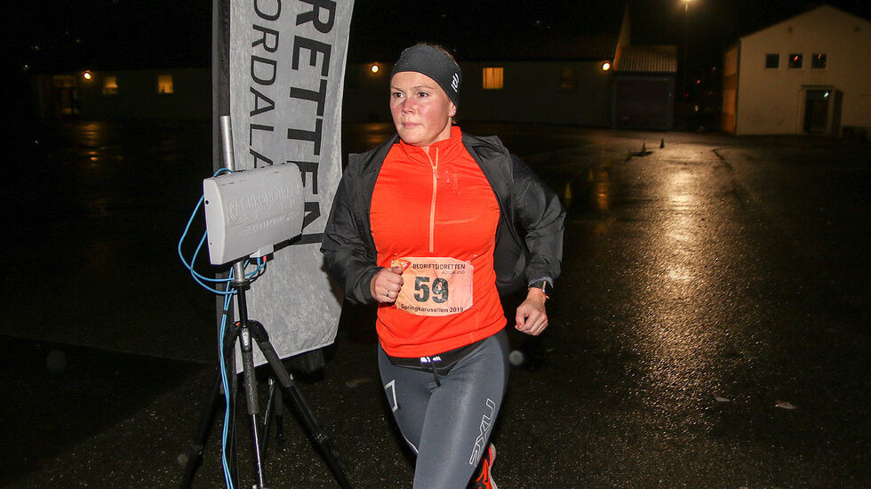 Rosa-Linn Laastad løper i mål som beste kvinne det siste løpet i årets Springkarusell