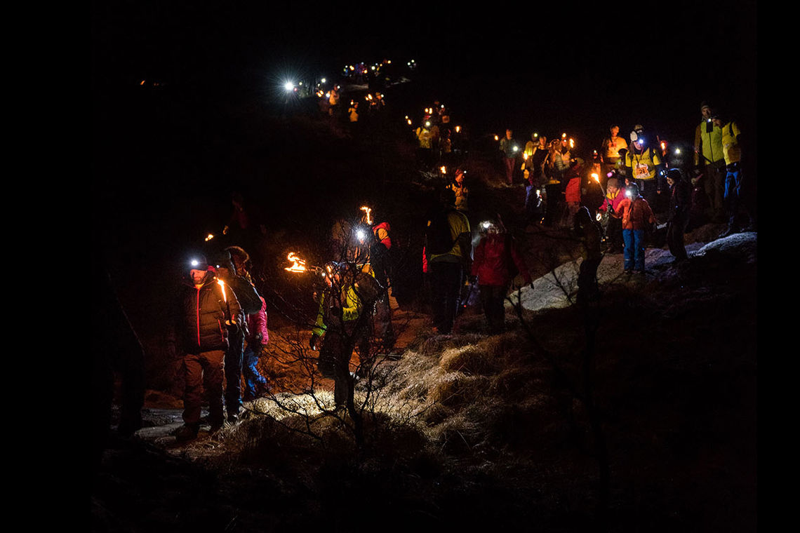 Mange fakler skal lyse opp fjellsiden oppover mot Løvstakken. (Foto: arrangøren)