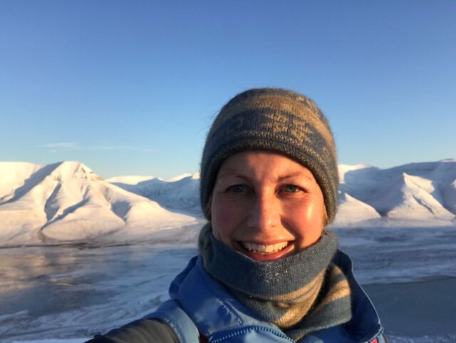 Sosial: Mørketida er tida for å være sosiale i Longyearbyen på Svalbard. Det setter også turglade Merethe pris på. Merethe Stiberg