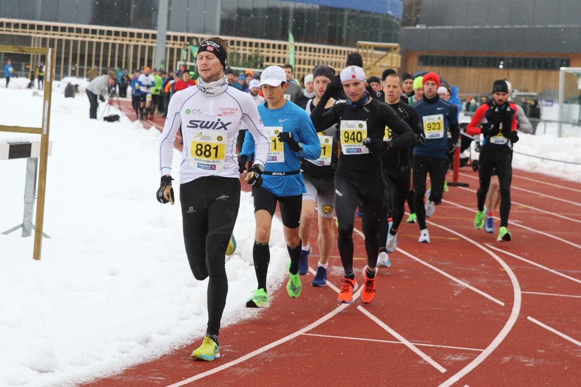 Starten på maraton i fjor med litt snøkanter på Jessheim friidrettsstadion. Det er tradisjonelt litt større mulighet for helt bare løyper enn for vinterføre i midten av november. (Foto: Olav Engen)