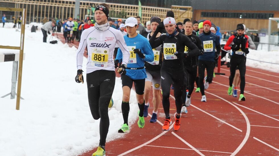 Starten på maraton i fjor med litt snøkanter på Jessheim friidrettsstadion. Det er tradisjonelt litt større mulighet for helt bare løyper enn for vinterføre i midten av november. (Foto: Olav Engen)