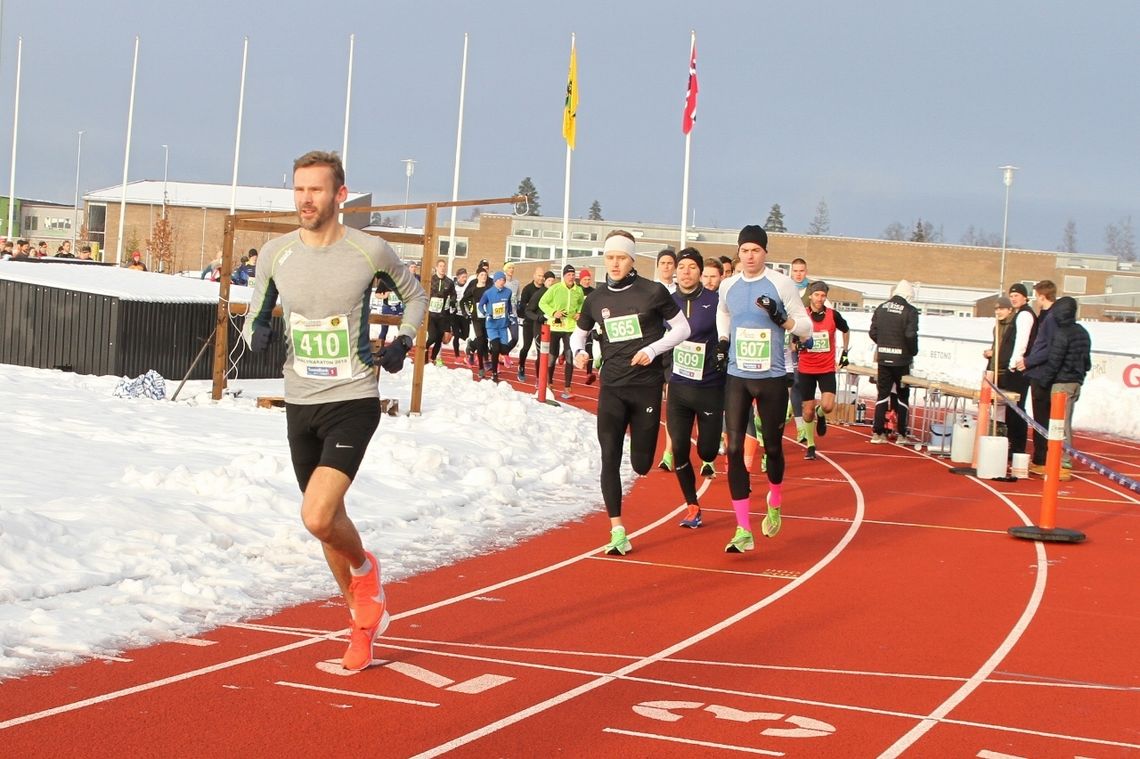 Det var vinterlige forhold, men nybrøytet friidrettsstadion, da Jessheim Vintermaraton ble arrangert med rekordstore startfelt. Her ser vi starten på halvmaraton med Jørgen Korum i tet. (Foto:Olav Engen)