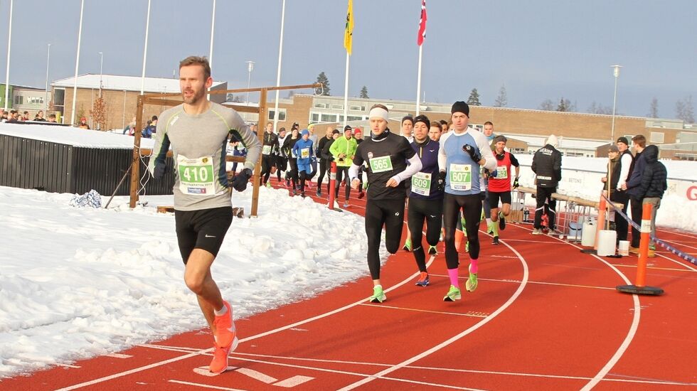 Det var vinterlige forhold, men nybrøytet friidrettsstadion, da Jessheim Vintermaraton ble arrangert med rekordstore startfelt. Her ser vi starten på halvmaraton med Jørgen Korum i tet. (Foto:Olav Engen)