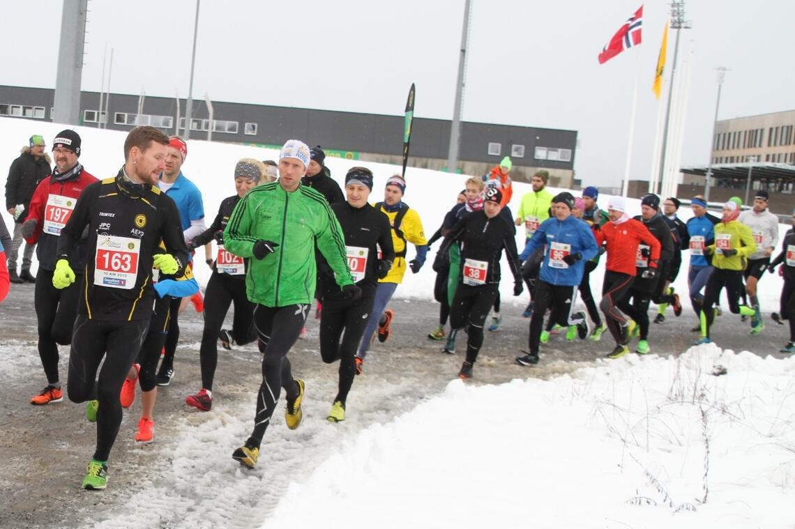 Det ligger svært godt an til ny deltakerrekord når Jessheim Vintermaraton arrangeres til helga. Her fra starten i 2019. (Foto: Olav Engen)