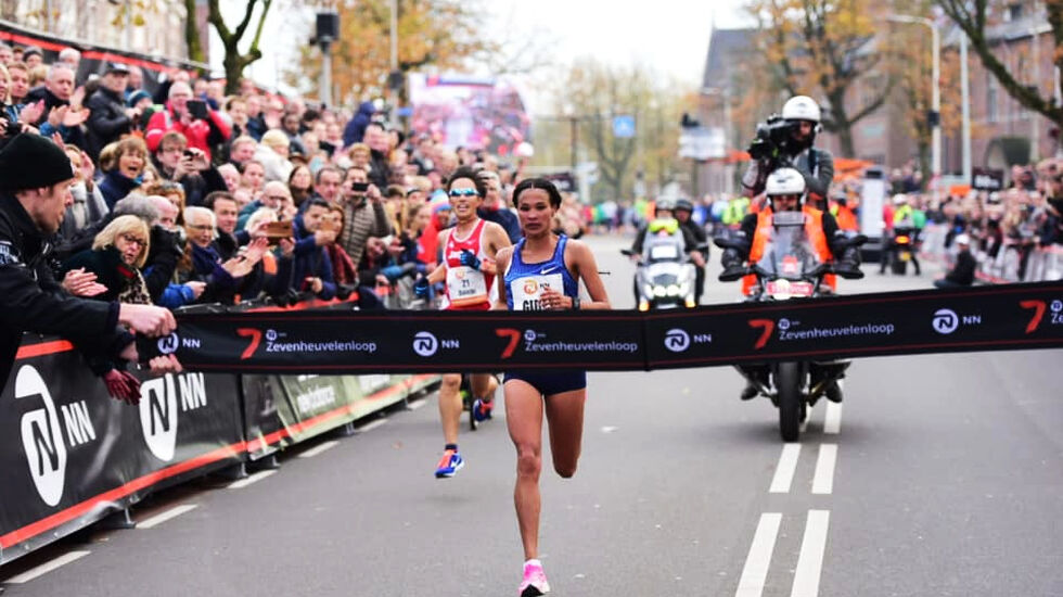 Letenesebet holdt en snittfart på 2.57 da hun vant det 15 km lange Zevenheuvelenloop på 44.20. (Foto: arrangøren) 