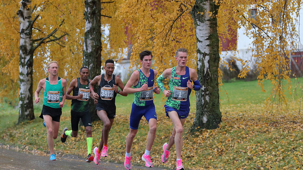 Filip og Jakob Ingebrigtsen skal jakte rekorder på Hytteplanmila lørdag. Bildet er fra fjorårets løp. (Foto: Ole Arne Schlytter)