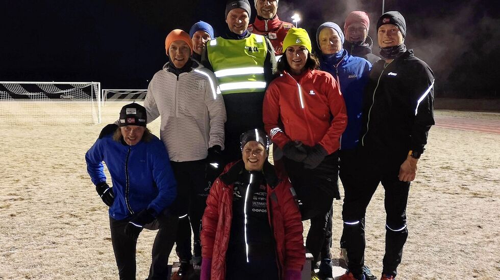 Jarle Busterud (helt til venstre) har lagt grunnlaget for 24-timers bl.a. med intervalltrening med Kondisgjengen i Elverum hver torsdag. Det samme gjelder Stein Erik Hjermstad (nr. 4 fra venstre.) og Rakel Enoksen Hagen (nr, 4 fra høyre).