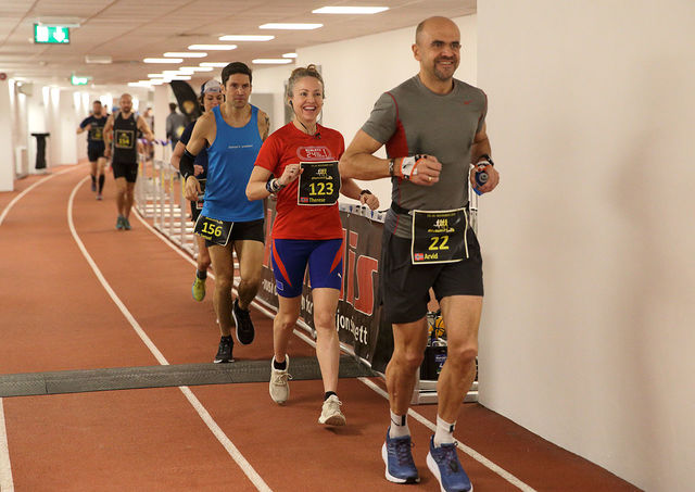 Løperne har spredd seg rundt hele den 546 meter lange banen etter 3-4 runder. Her ser vi Arvid Haugen, Therese Falk og Samuel Fredrikssson. (Foto: Per Inge Østmoen)
