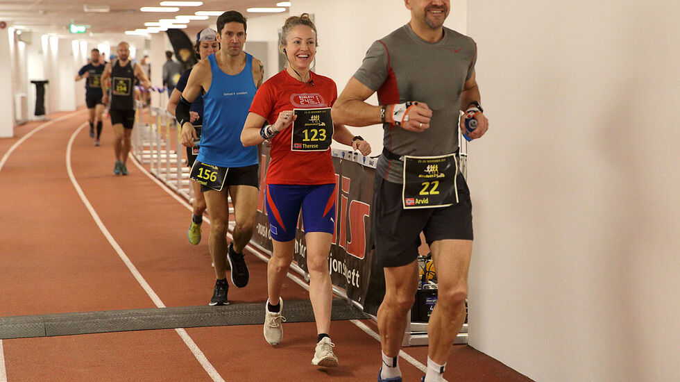 Løperne har spredd seg rundt hele den 546 meter lange banen etter 3-4 runder. Her ser vi Arvid Haugen, Therese Falk og Samuel Fredrikssson. (Foto: Per Inge Østmoen)