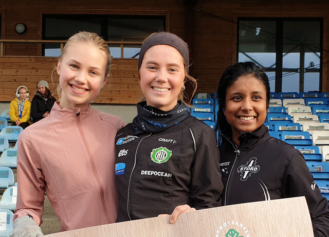 Kristine Lande Dommersnes (midten) vann 10 kilometeren framføre Emma Bauge (til venstre) og Katrine Hillestad. (Foto: Runar Gilberg)