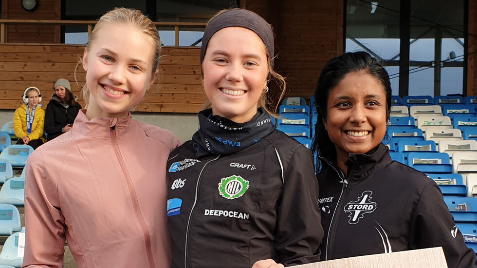 Kristine Lande Dommersnes (midten) vann 10 kilometeren framføre Emma Bauge (til venstre) og Katrine Hillestad. (Foto: Runar Gilberg)