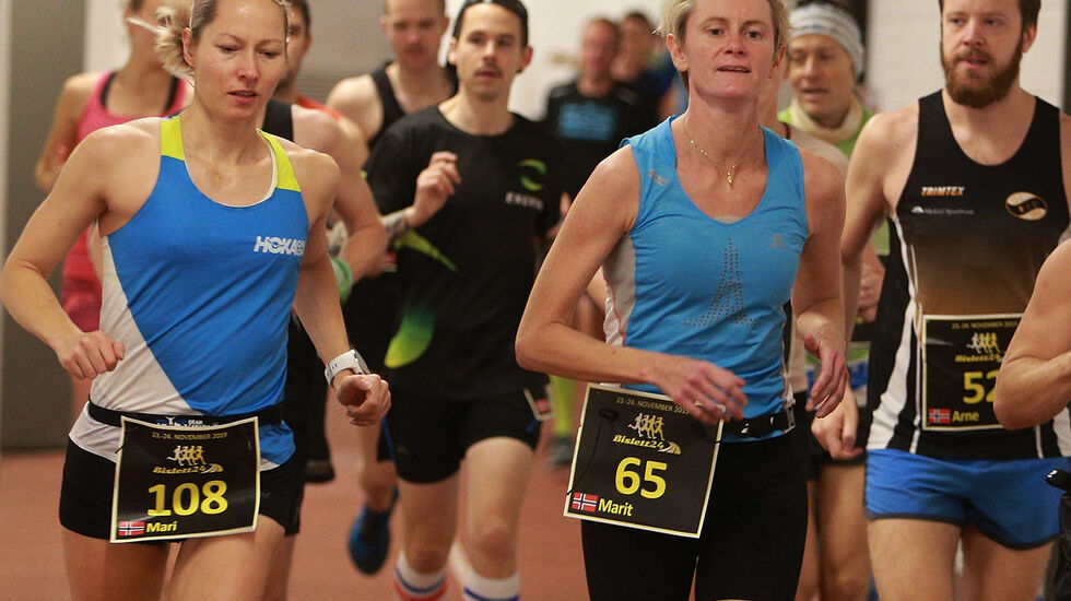 Mari Mauland (startnummer 108) og Marit Strengen er to av løperne som fortsatt holder koken etter 12 timers løping. Mari leder i øyeblikket kvinneklassen. (Foto: Kjell Vigestead)