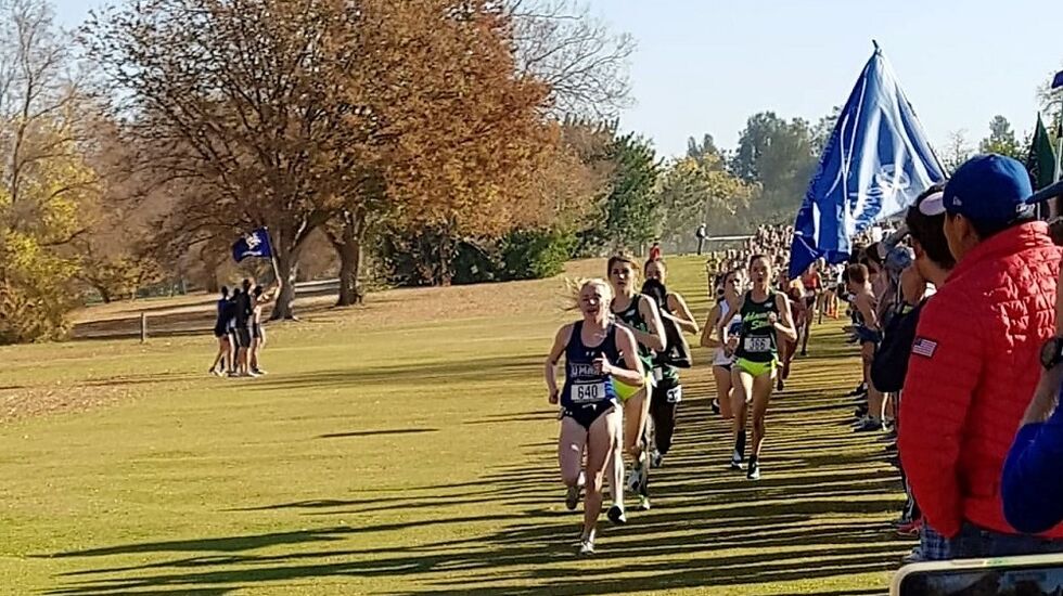 TØFF ÅPNING: Ida Meli Narbuvoll åpnet i kjent stil og ledet det 6 km lange terrengløpet fra start i Sacramento i California lørdag. (Foto: Dag Meli)