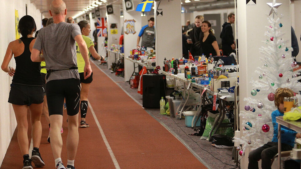 Det er trangt i løpebanen og det er trang i servicesonen - i 24 timer. Det var ikke forenlig med 24-timersløp i Bislett-tunnelen i år. (Foto: Kjell Vigestad)