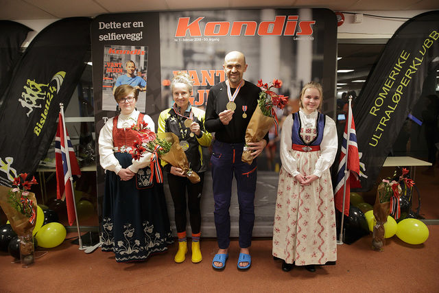 NM 24-timers på Bislett i november var det 20. NM ultraløp siden det første mesterskapet i Bergen i 2008. Bildet viser NM-vinnerne Arvid Haugen og Therese Falk. (Foto:Per Inge Østmoen)