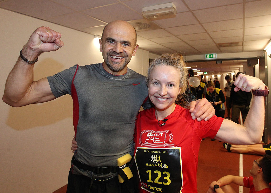 Arvid Haugen og Therese Falk viser muskler etter at de løp inn til NM-gull på 24-timersløpet på Bislett sist helg. Begge er nå tatt ut til EM 24-timers i Verona 2020. (Foto: Kjell Vigestad)