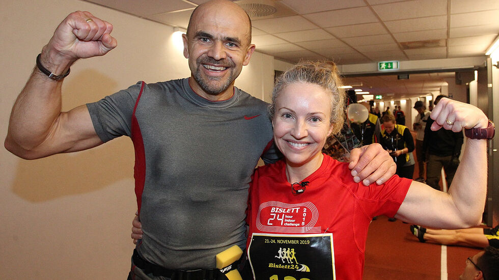 Arvid Haugen og Therese Falk viser muskler etter at de løp inn til NM-gull på 24-timersløpet på Bislett sist helg. Begge er nå tatt ut til EM 24-timers i Verona 2020. (Foto: Kjell Vigestad)