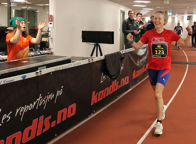 Bislett 24-tiumers var nest siste av rekordmange 66 norske ultraløp i 2019. På bildet ser vi Therese Falk som heies fram av Angela til NM-gull. (Foto: Kjell Vigestad)