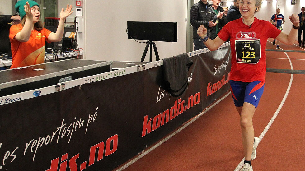 Bislett 24-tiumers var nest siste av rekordmange 66 norske ultraløp i 2019. På bildet ser vi Therese Falk som heies fram av Angela til NM-gull. (Foto: Kjell Vigestad)