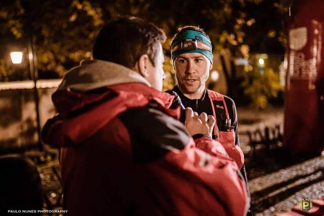 Stian Angermund-Vik, som også vant i 2018, intervjues før start. (Foto: Pisão Extreme / Paulo Nunes)