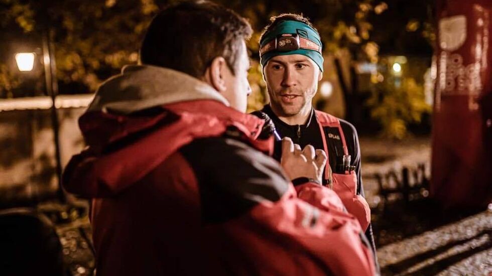 Stian Angermund-Vik, som også vant i 2018, intervjues før start. (Foto: Pisão Extreme / Paulo Nunes)