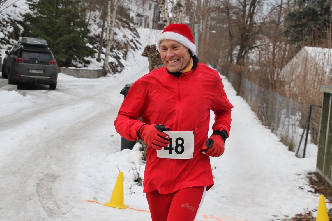 Nils Hjelle var svært korrekt antrukket i fjorårets løp der han ble nummer to på 50 km. (Foto: Olav Engen)