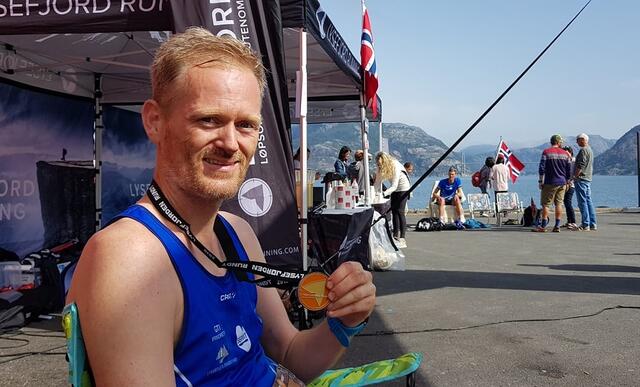 Simen Holvik, årets beste norske 24-timersløper, er en av de som allerede er påmeldt til Skjærgårdsmaraton 28. desember. Bildet er fra ekstremultraløpet Lysefjorden Rundt tidligere i år. (Foto: Lysefjorden Rundt)