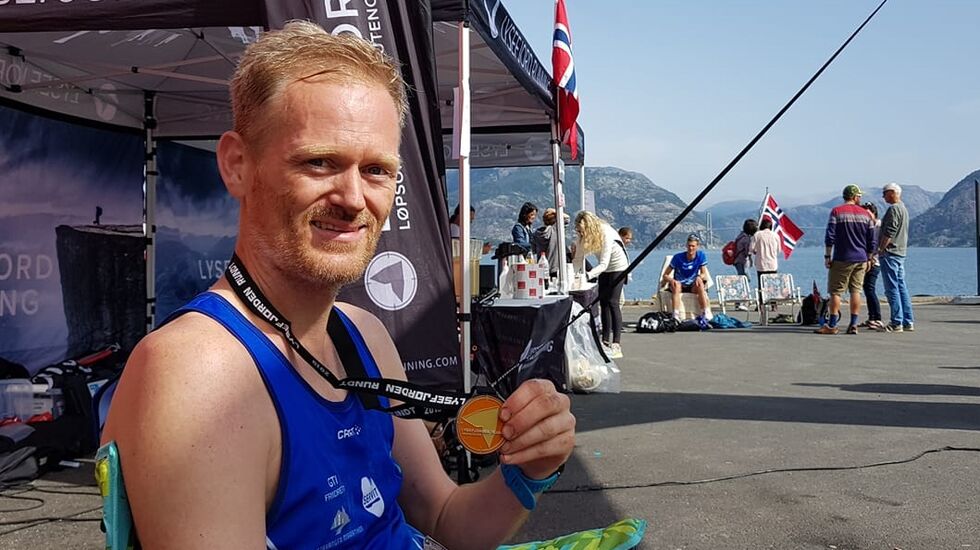 Simen Holvik etter fullført Lysefjorden Rundt tidligere i år. (Foto: Lysefjorden Running)