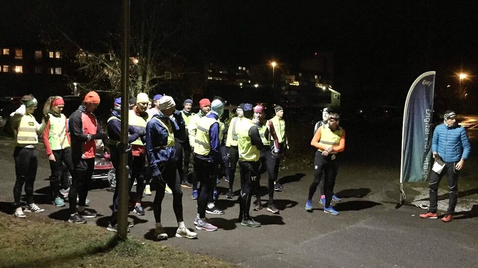 Med 25 aktive på fellestarten kunne Pål-Erik Langøigjelten sende avgårde det største feltet så langt fra Prestrudhallen. (Foto fra Gå-joggens facebookside)