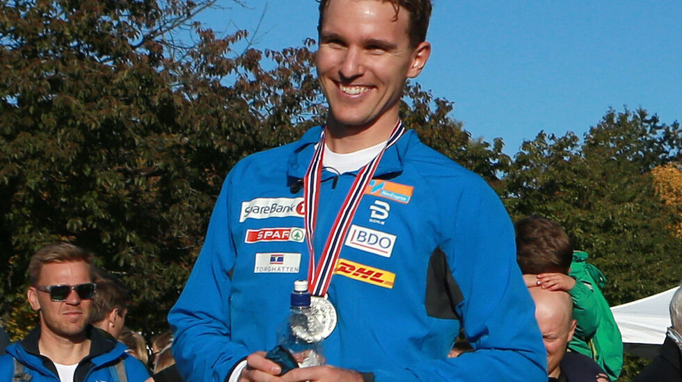 På pallen: Didrik Tønseth med sølvmedaljen etter årets NM i terrengløp i Frognerparken. (Foto: Kjell Vigestad)