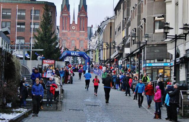 Målgangen på Nyttårstrimmen ev på torvet i Skien sentrum. Dette er fra fjoårets løp. (Foto: Arrangøren)