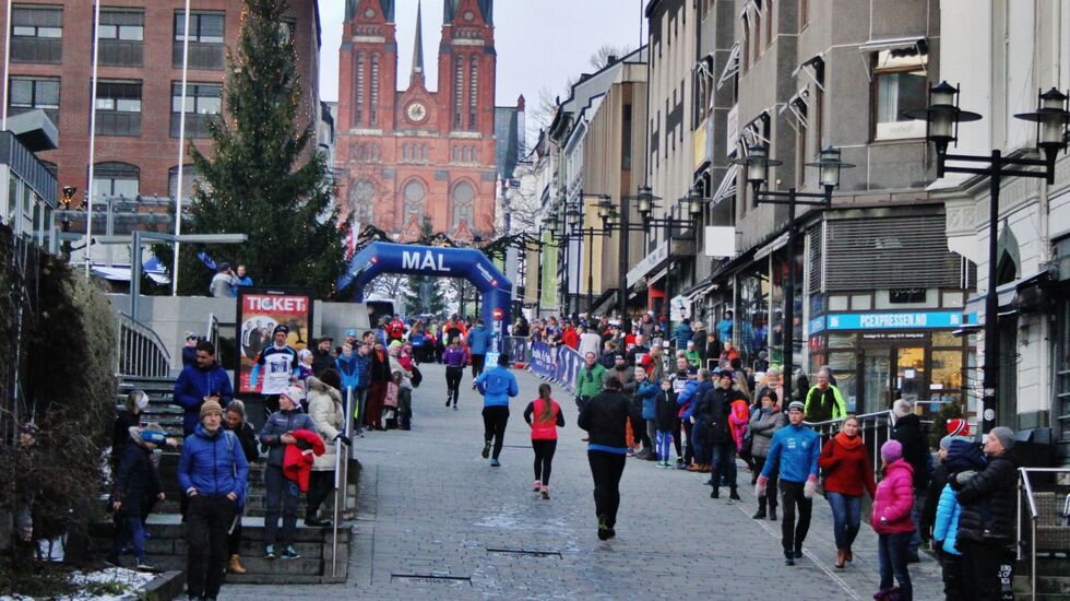 Målgangen på Nyttårstrimmen ev på torvet i Skien sentrum. Dette er fra fjoårets løp. (Foto: Arrangøren)
