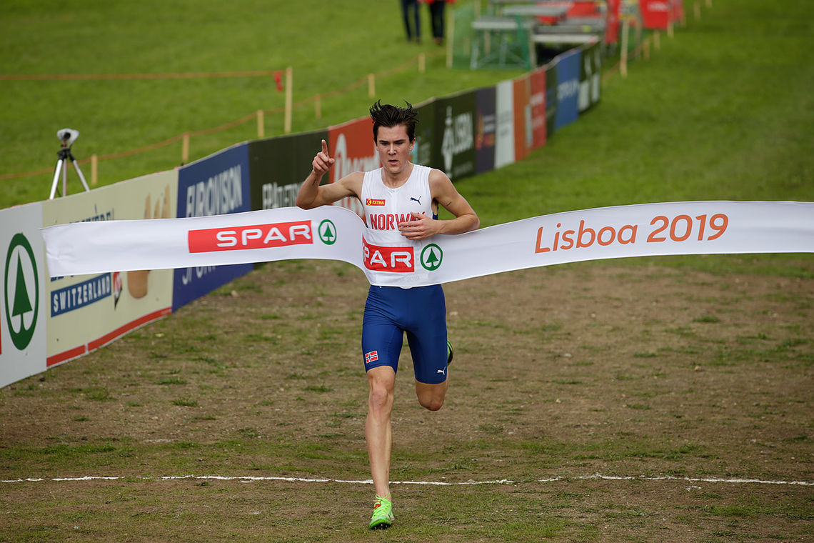 Jakob Ingebrigtsen løper inn til suveren seier og sitt 4. gull i juniorklassen i EM terrengløp. (Foto: Per Inge Østmoen)