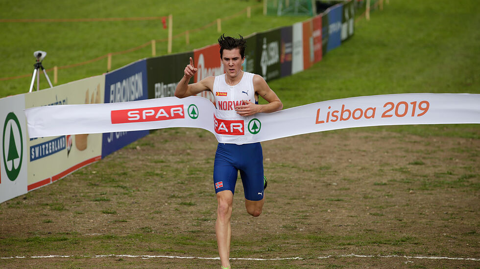 Jakob Ingebrigtsen løper inn til suveren seier og sitt 4. gull i juniorklassen i EM terrengløp. (Foto: Per Inge Østmoen)