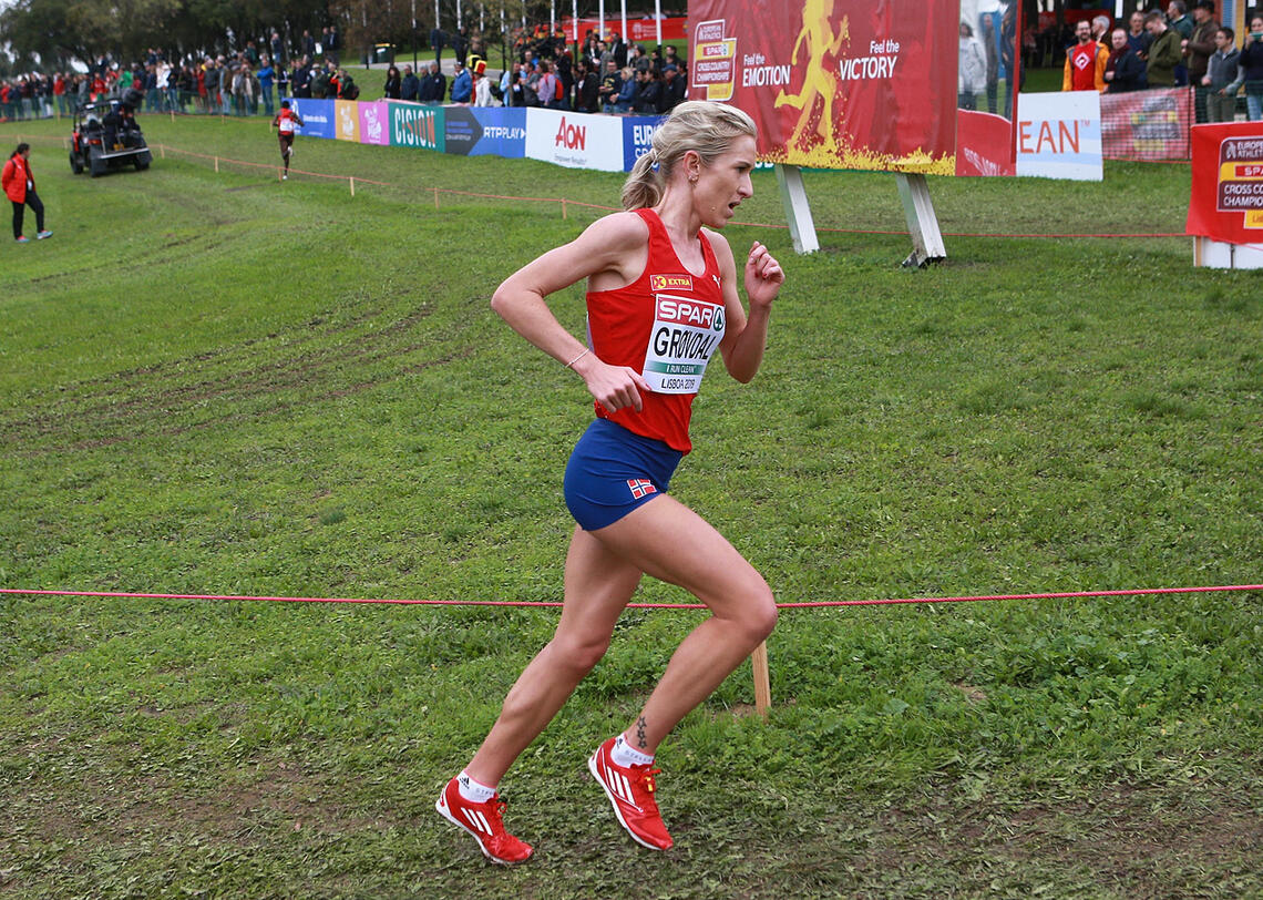 Karoline Bjerkeli Grøvdal løp inn til suverent sølv i EM terrengløp. Vi ser vinneren, Yasemin Can, i bakgrunnen 11 sekunder foran Karoline. (Foto: Kjell Vigestad)