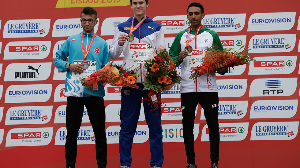 Menn U20: Pallen med de tre beste og den suverene vinneren på øverste trinnet. Jakob Ingebrigtsen ble historisk etter sin fjerde strake EM-tittel. (Foto: Per Inge Østmoen)